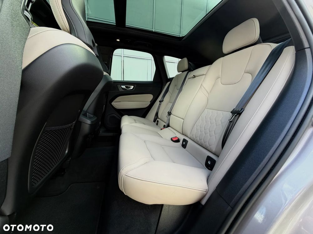 Volvo XC 60 B5 B AWD Plus Dark - 25