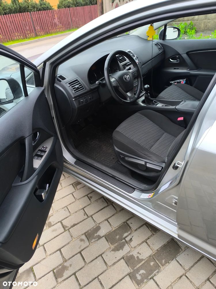 Toyota Avensis 1.6 - 9