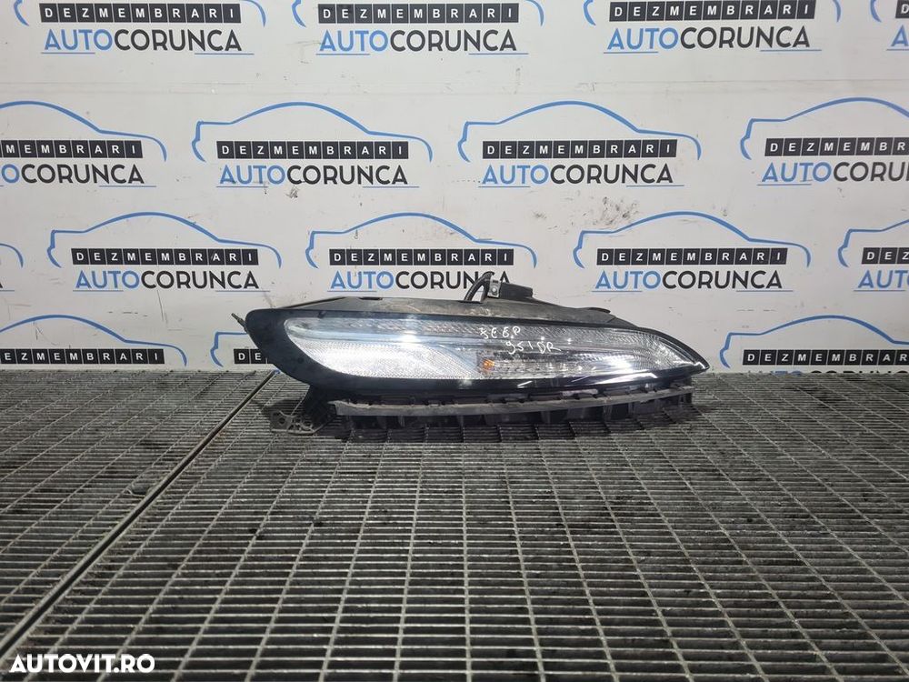 Far Dreapta Jeep Cherokee V 2013 - 2017 SUV 4 Usi (951) Fara xenon - 1