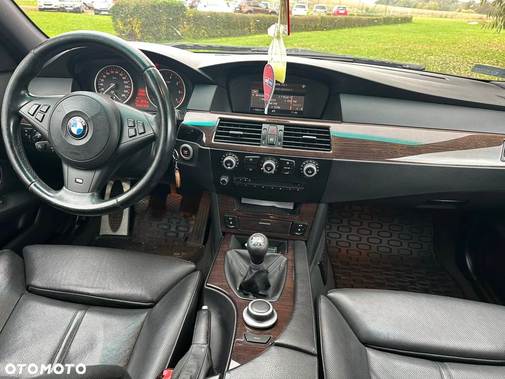BMW Seria 5 550i - 13