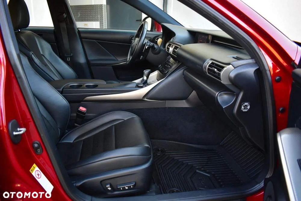 Lexus IS 300h F Sport - 9