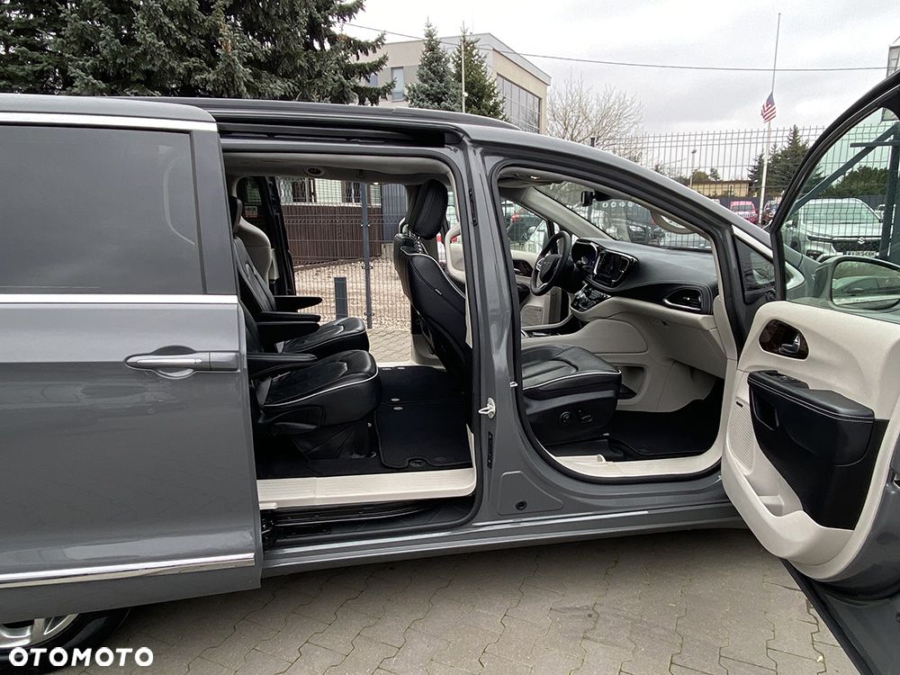 Chrysler Pacifica - 17