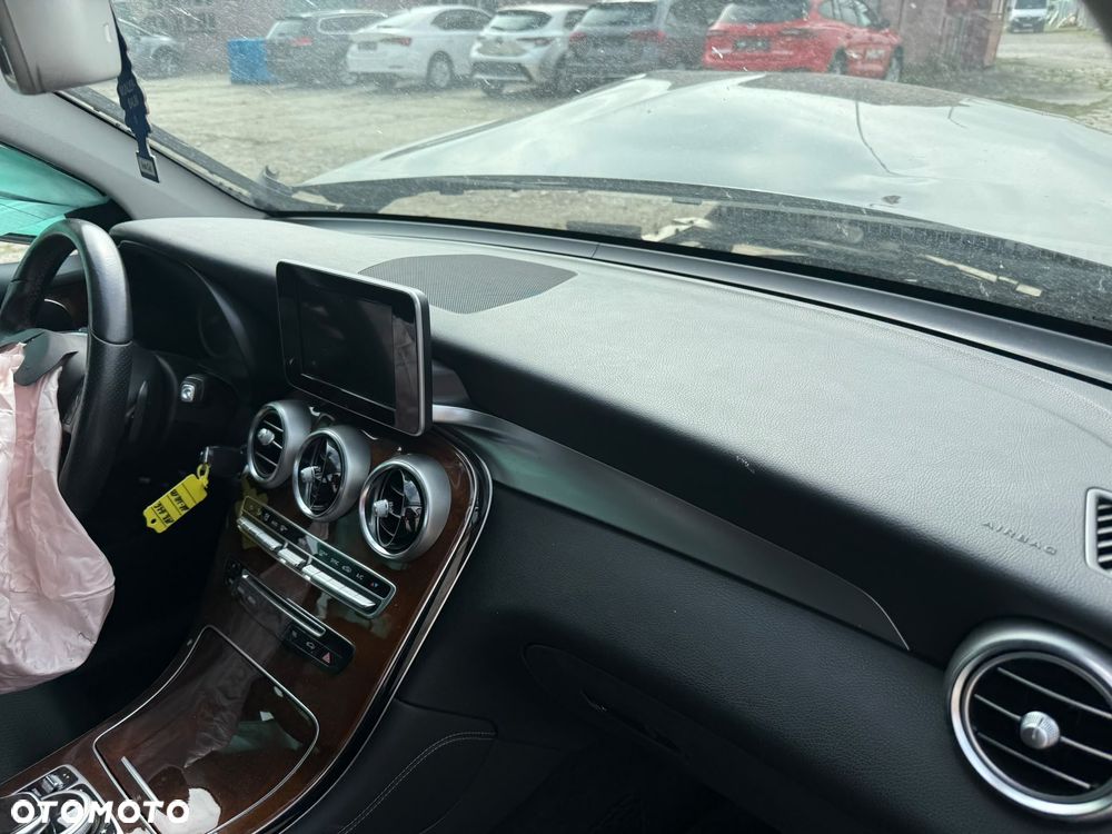 Mercedes-Benz GLC 250 4Matic 9G-TRONIC AMG Line - 11