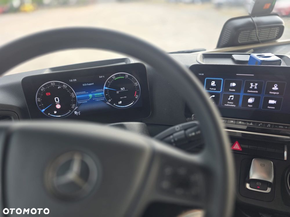Mercedes-Benz - 4