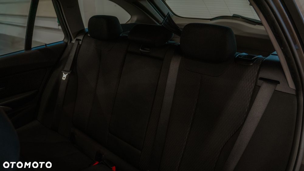 BMW Seria 3 318d - 24