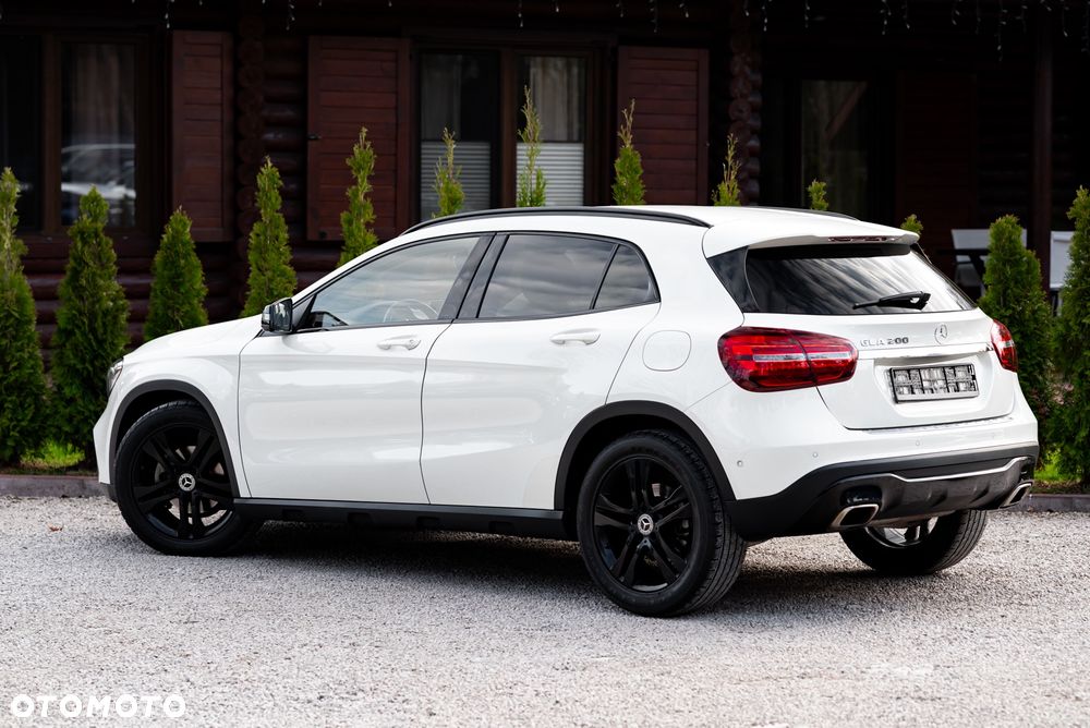 Mercedes-Benz GLA 200 7G-DCT - 11