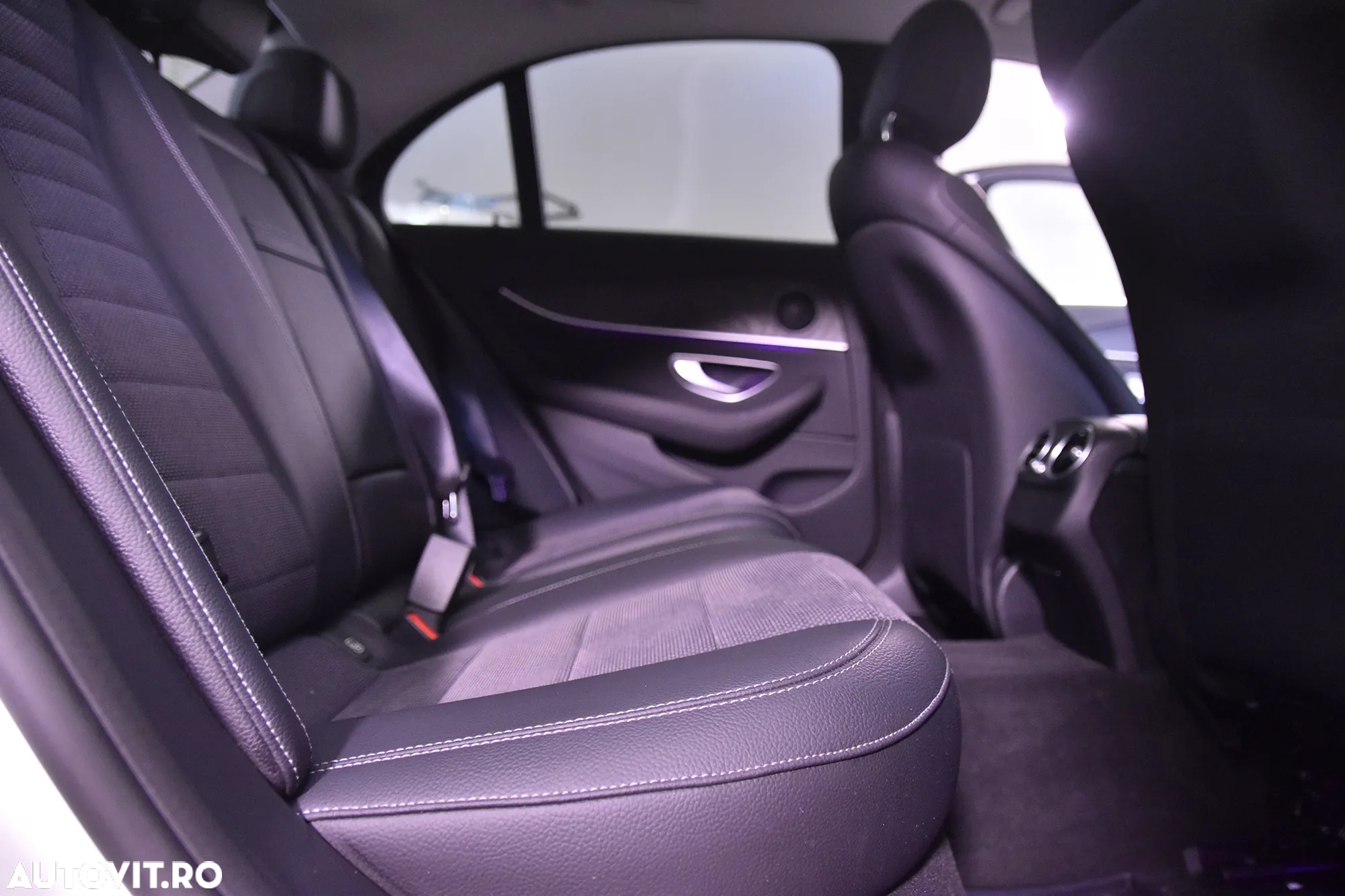 Mercedes-Benz E 300 4Matic 9G-TRONIC AMG Line - 12