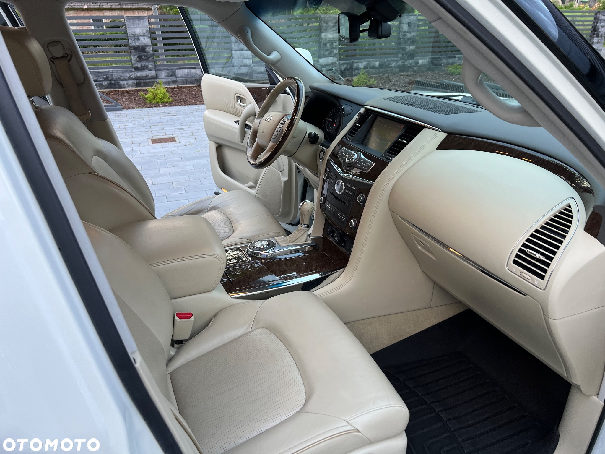 Infiniti QX80 - 14