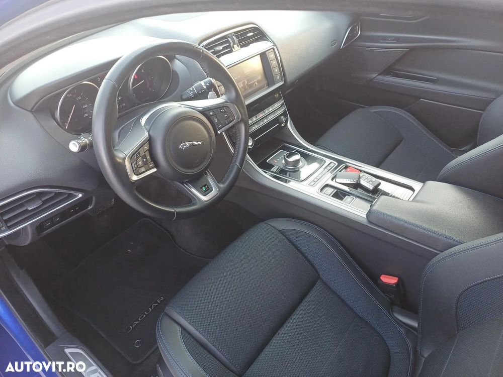 Jaguar XE 2.0 AWD R-Sport - 12