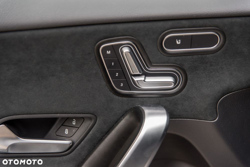 Mercedes-Benz Klasa A 220 4-Matic AMG Line 8G-DCT - 6