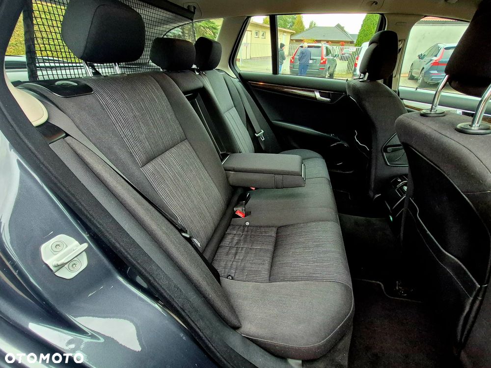 Mercedes-Benz Klasa C 220 T CDI DPF Automatik BlueEFFICIENCY Elegance - 14