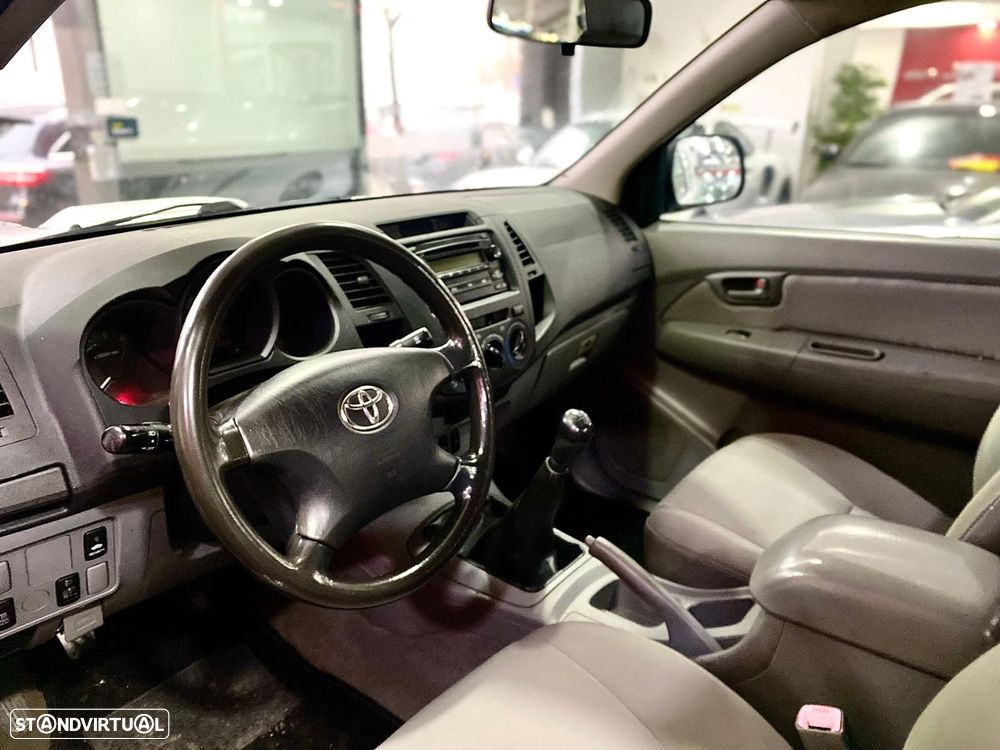 Toyota Hilux 2.5 D-4D CE - 12