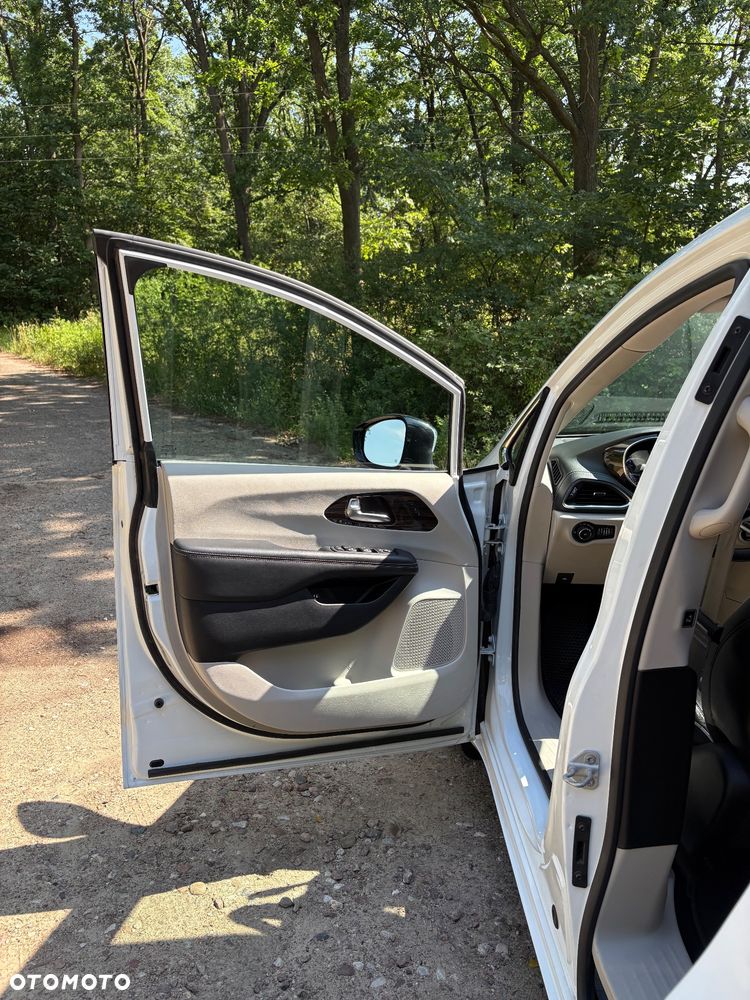 Chrysler Pacifica - 26