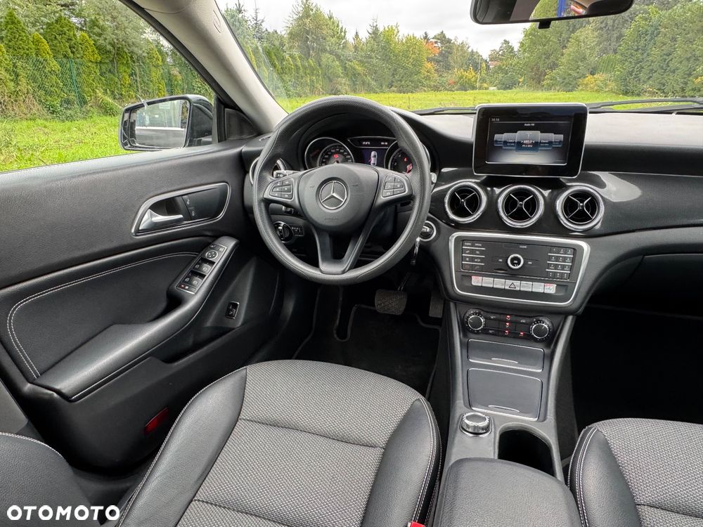 Mercedes-Benz CLA 180 7G-DCT - 16