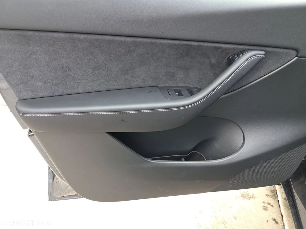 Tesla Y 83.1kWh Long Range AWD - 11