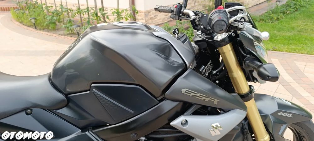Suzuki GSR - 25