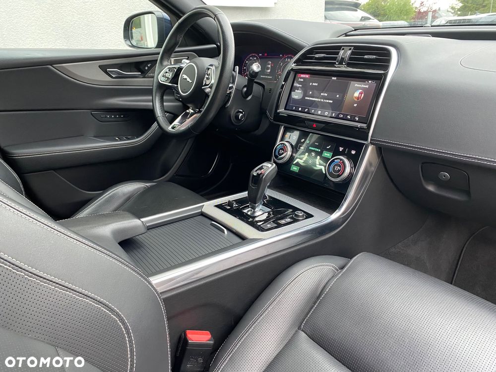 Jaguar XE P300 AWD R-Dynamic HSE - 25