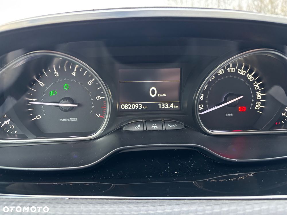 Peugeot 2008 1.2 Pure Tech Allure S&S - 12