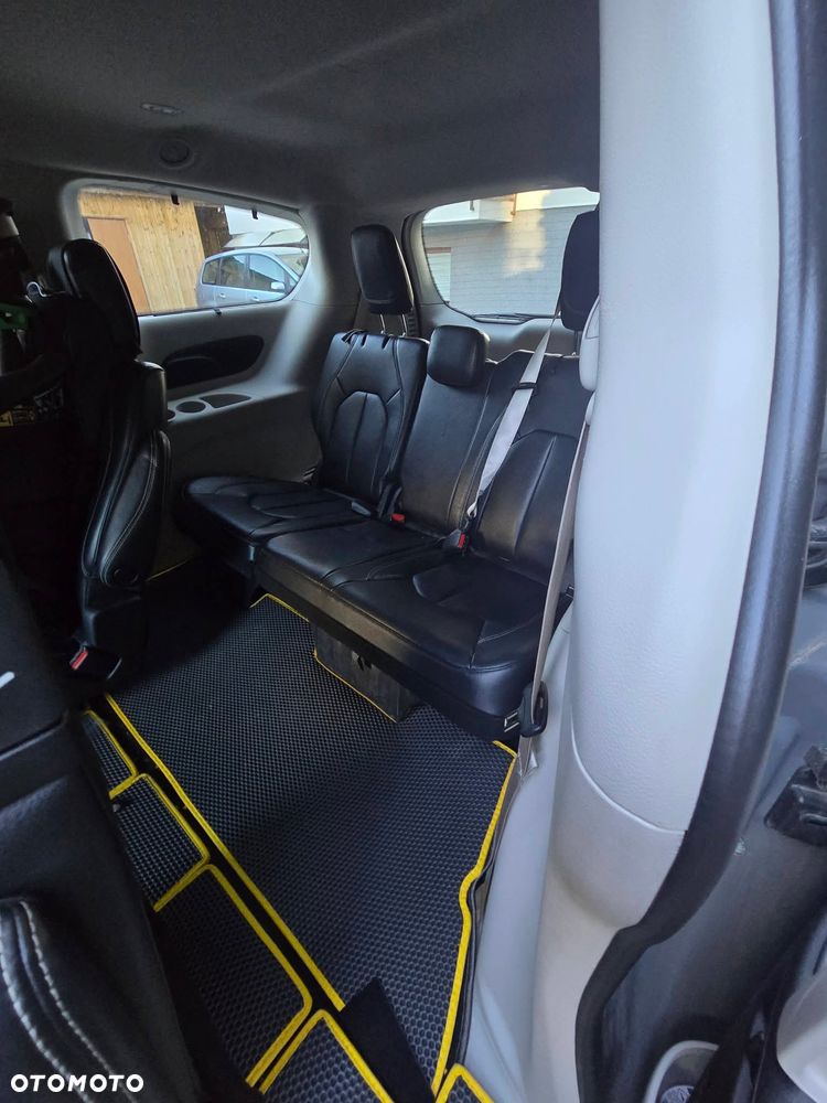 Chrysler Pacifica - 17