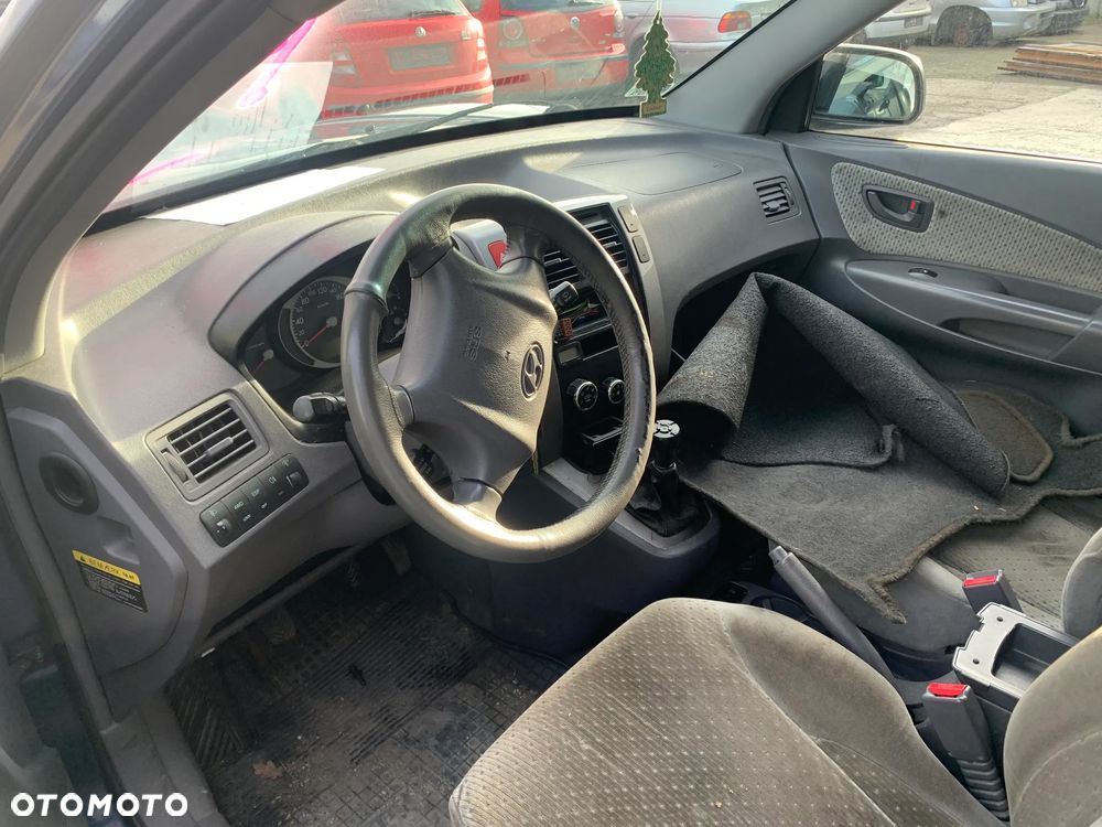 HYUNDAI TUCSON 2005 *SAMOCHÓD NA CZĘŚCI* 3134 MASKA, LAMPA, DRZWI, LUSTERKO, ZDERZAK, GRILL, BŁOTNIK, KLAPA, BELKA, DESKA, FOTELE, KANAPA, ĆWIARTKA, KIEROWNICA, TARCZE, ZACISKI, ZAWIESZENIE, KOMPLETNY PRZÓD, KOMPLETNY TYŁ, LICZNIK, ZEGARY, PRAWE LEWE PRZÓD TYŁ - 5