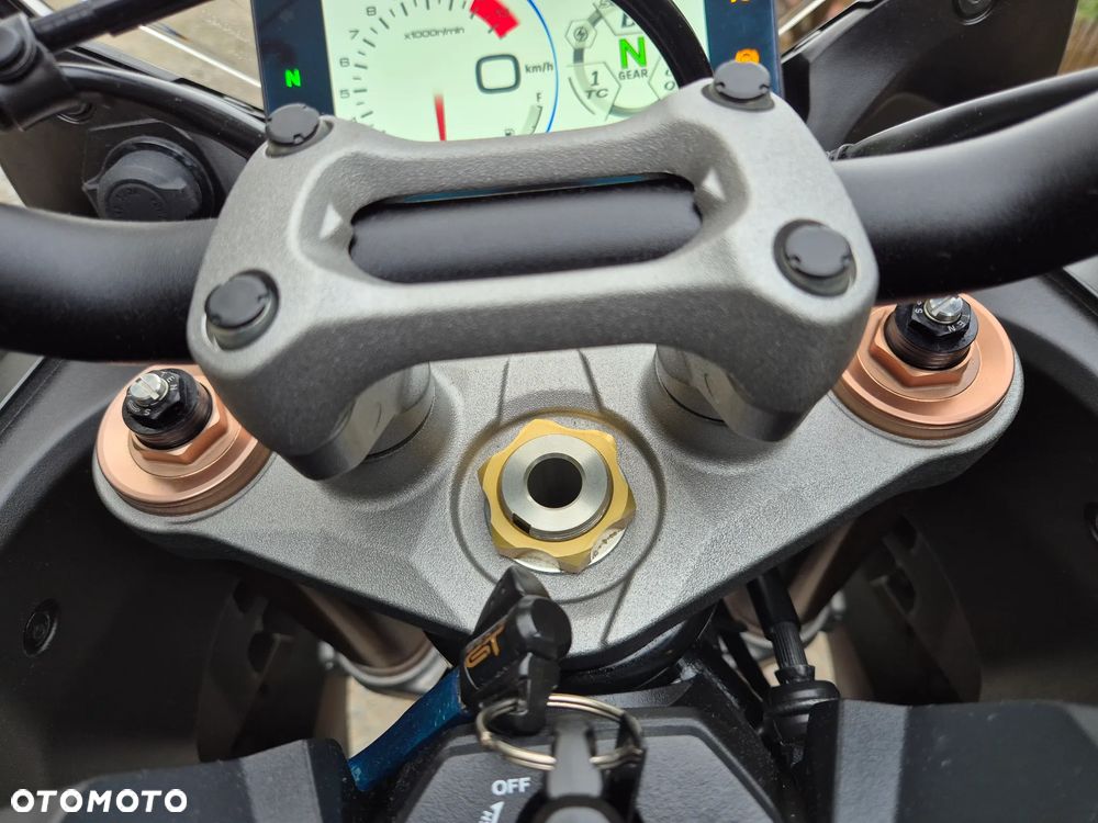 Suzuki GSX 1000 - 40