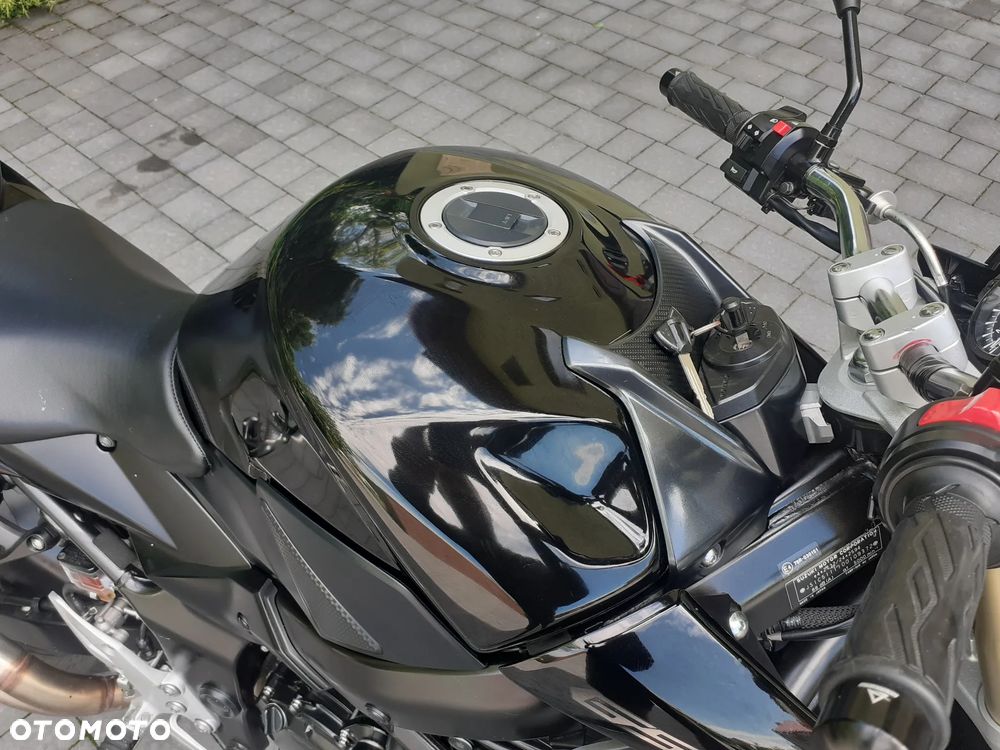Suzuki GSR - 11