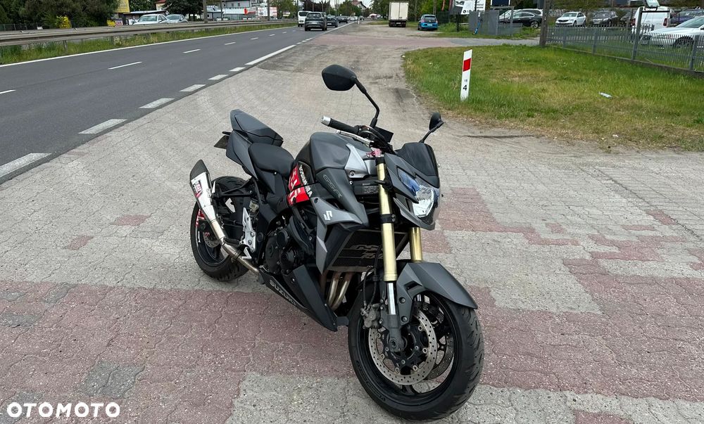 Suzuki GSR - 8