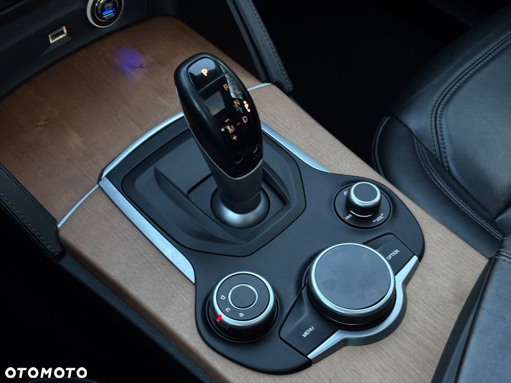 Alfa Romeo Stelvio 2.0 Turbo 16V AT8-Q4 First Edition - 29
