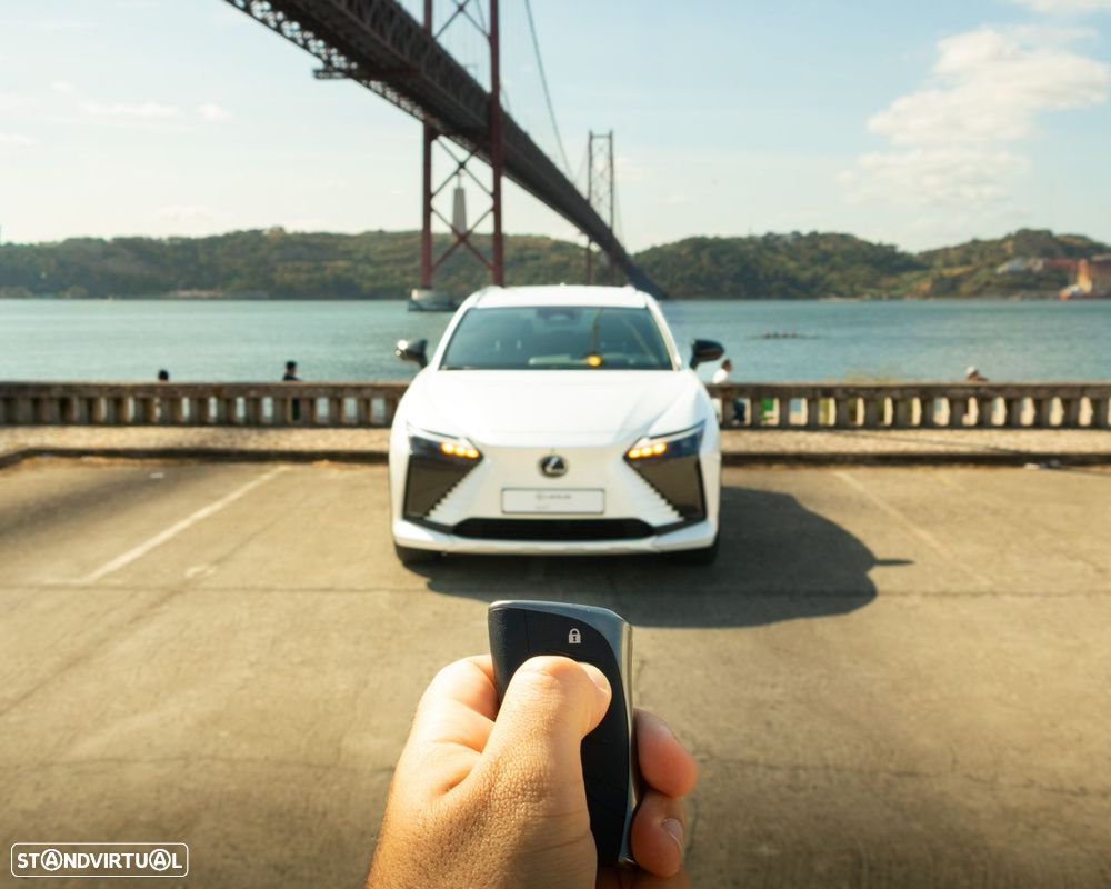 Lexus RZ 450e Premium Monotone c/ mala elétrica - 17