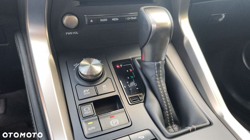 Lexus NX 300h Business Edition AWD - 19