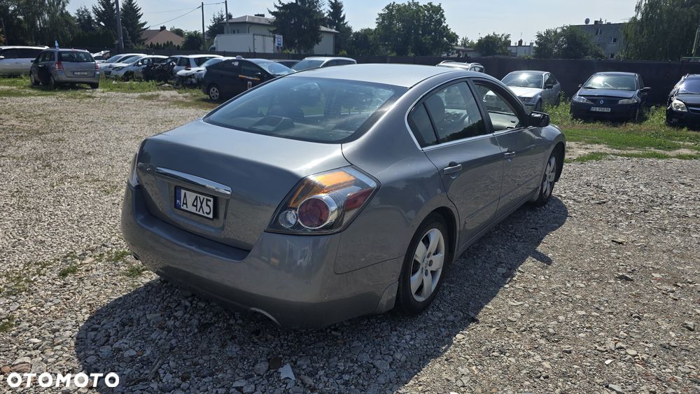 Nissan Altima - 9