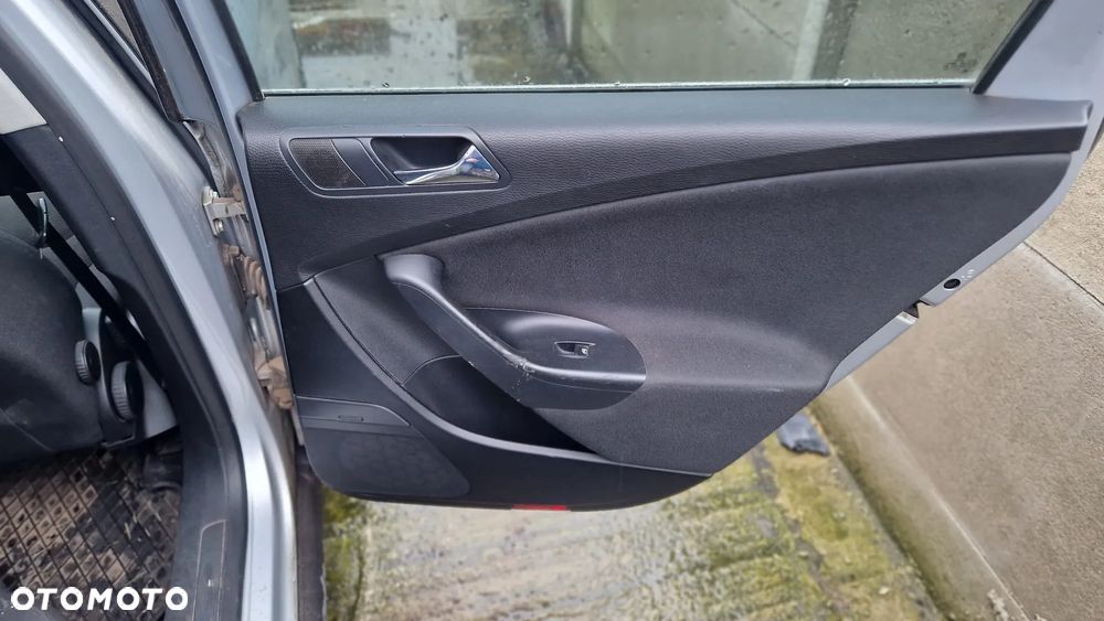 VOLKSWAGEN PASSAT B6 BOCZEK DRZWI PRAWY TYŁ - 1