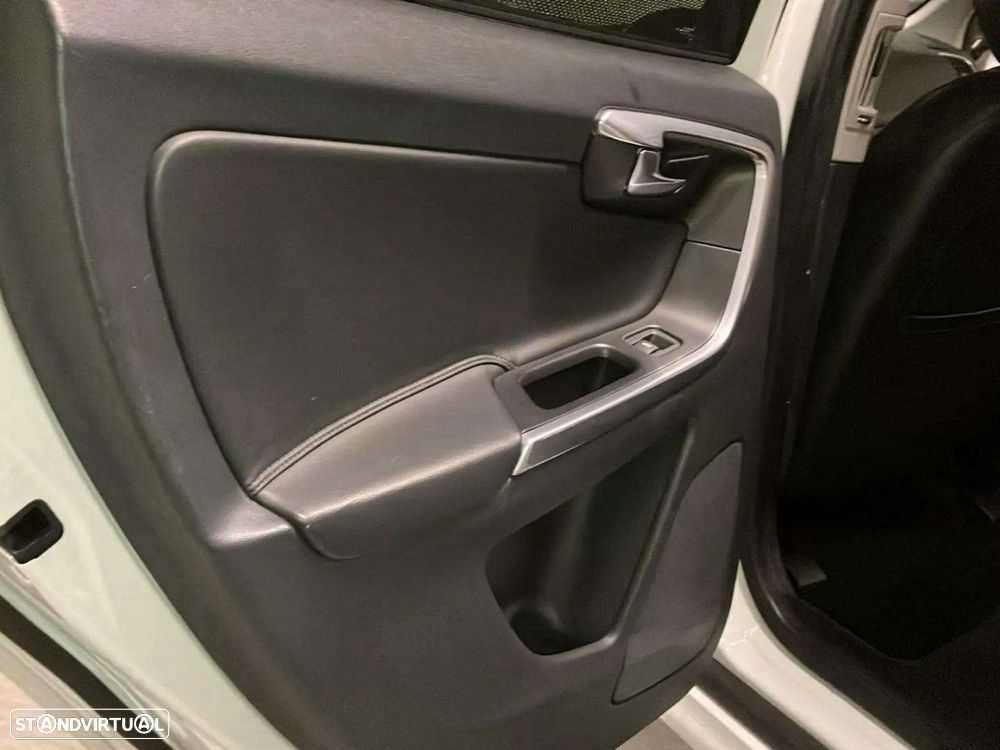 Volvo XC 60 2.0 D4 Momentum Plus Geartronic - 20