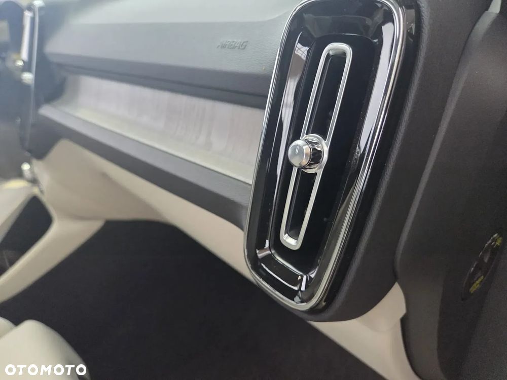 Volvo XC 40 B4 Plus Black Edition - 17