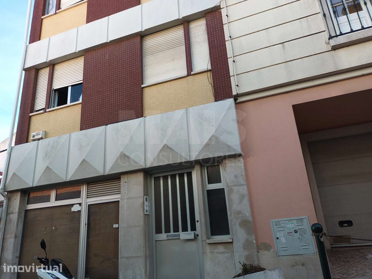 Prédio de habitação no centro de Vila Franca de Xira. - Grande imagem: 4/20