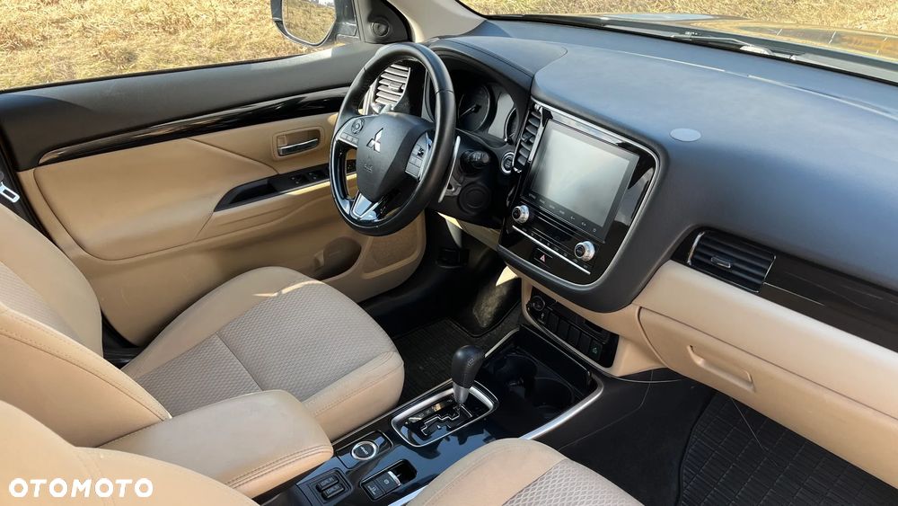 Mitsubishi Outlander 2.0 Intense + Navi 4WD CVT - 10