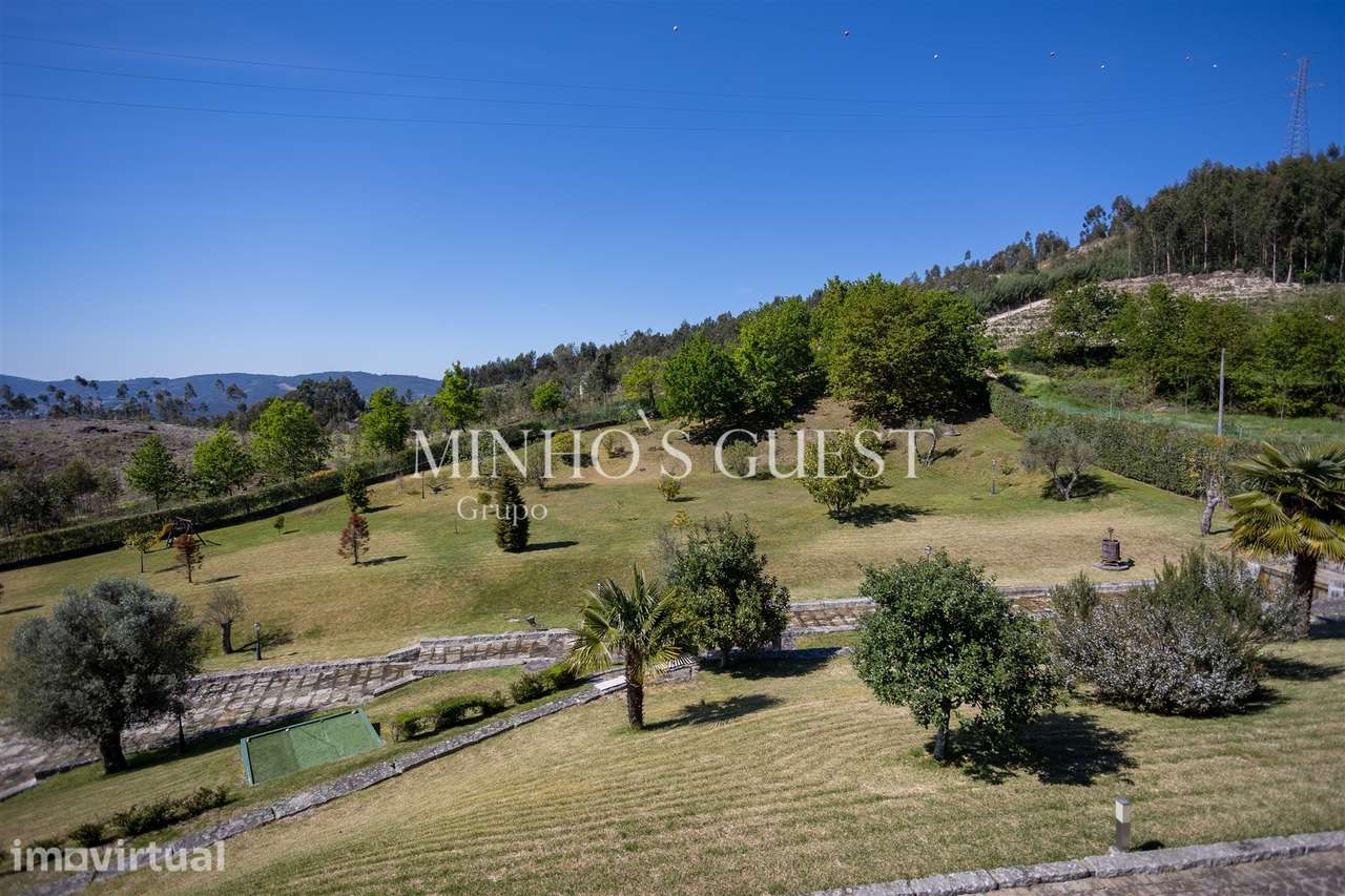Moradia V4 de Luxo (650m2) Implantada em Terreno de 12500m2 - Souto, G - Grande imagem: 3/49