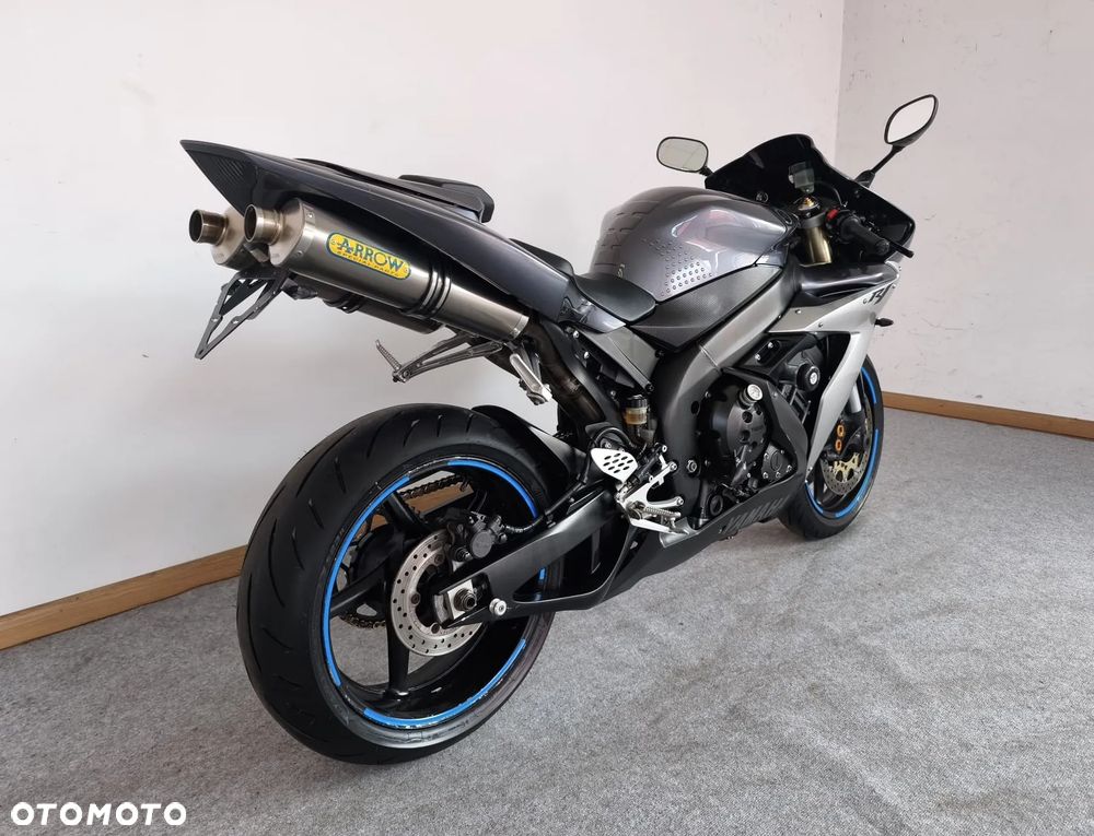 Yamaha R1 - 8