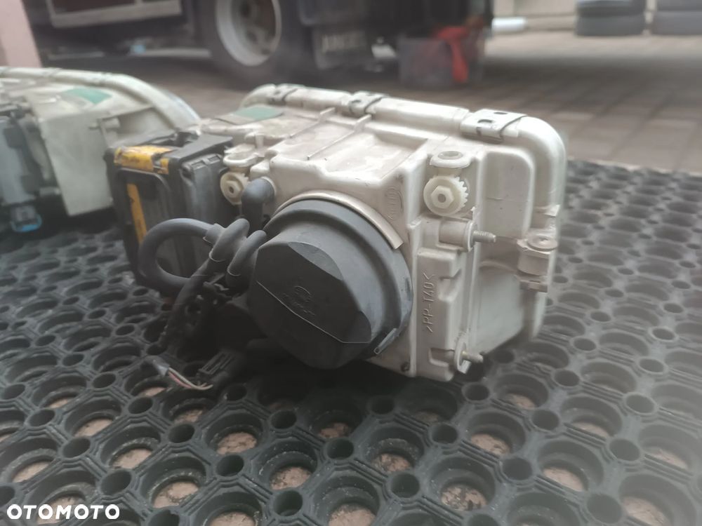 Komplet 2 sztuki - Volvo V40 I fl Lift reflektory lampy przód Xenon 30899884 , 30899885 , Oryginał, Europa, Lewa, Prawa - 4