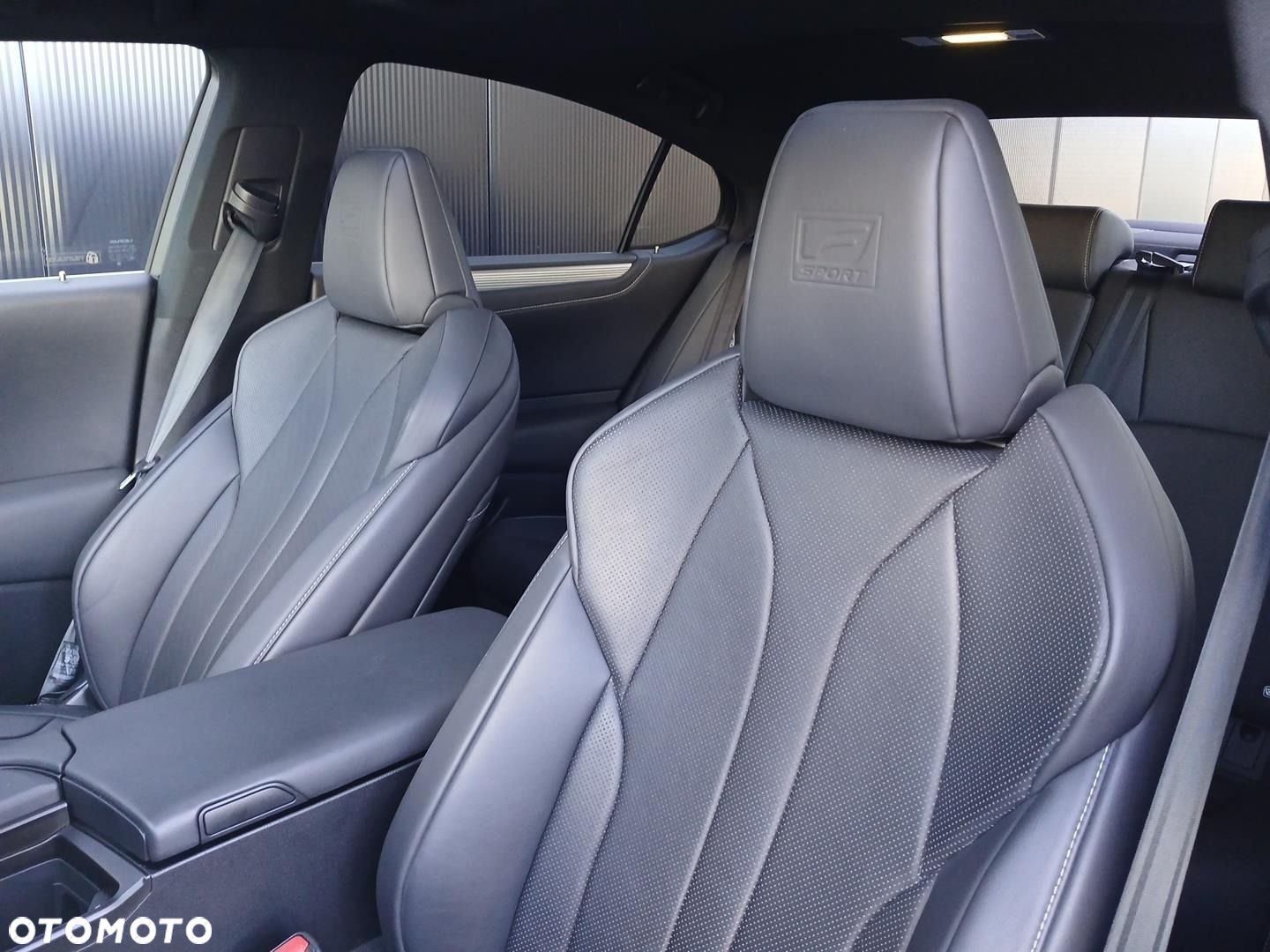 Lexus ES 300h F Sport Edition - 24