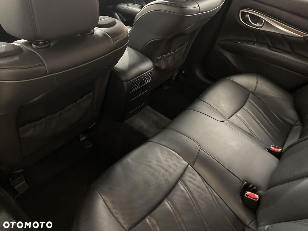 Infiniti Q70 - 11