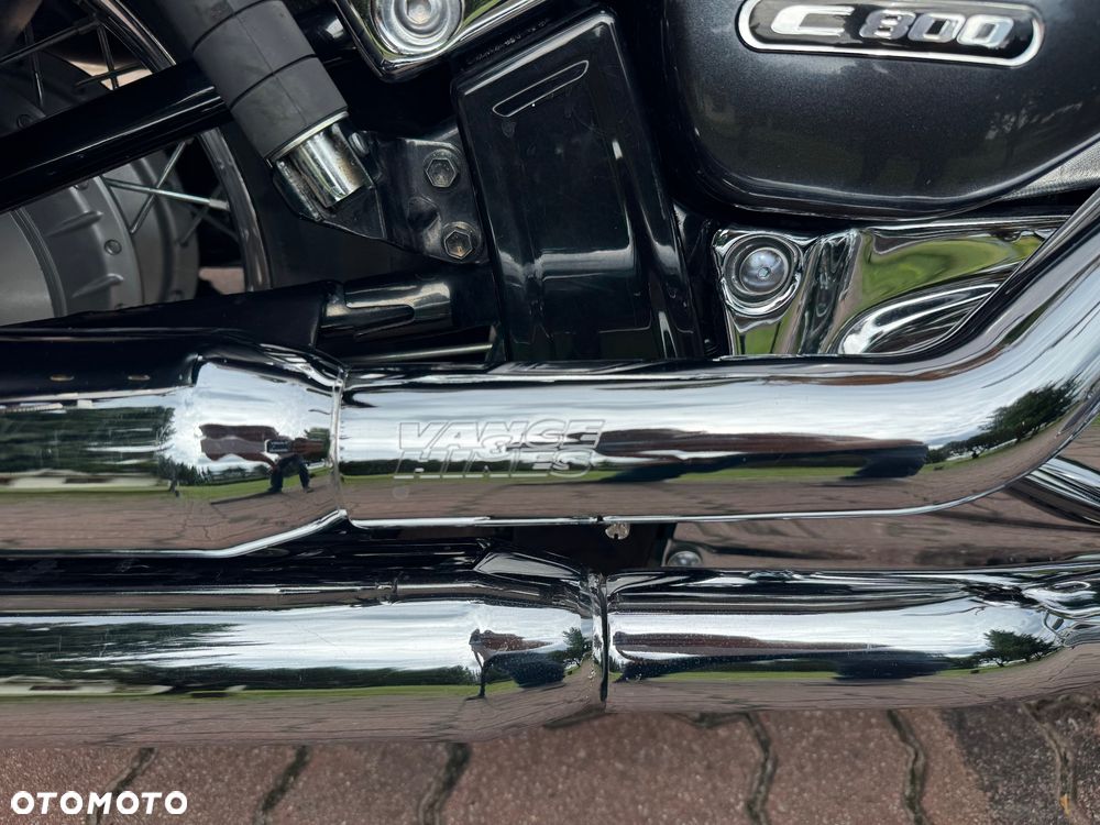Suzuki Intruder - 11