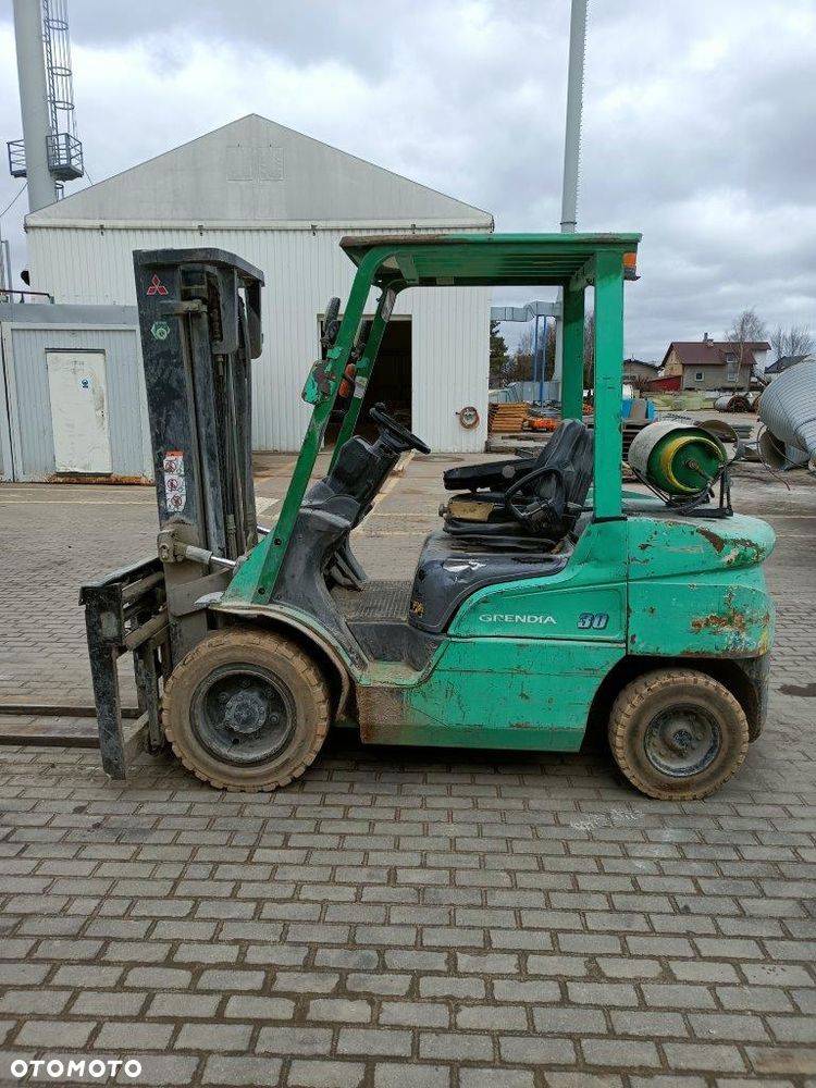Mitsubishi FG30N - 1