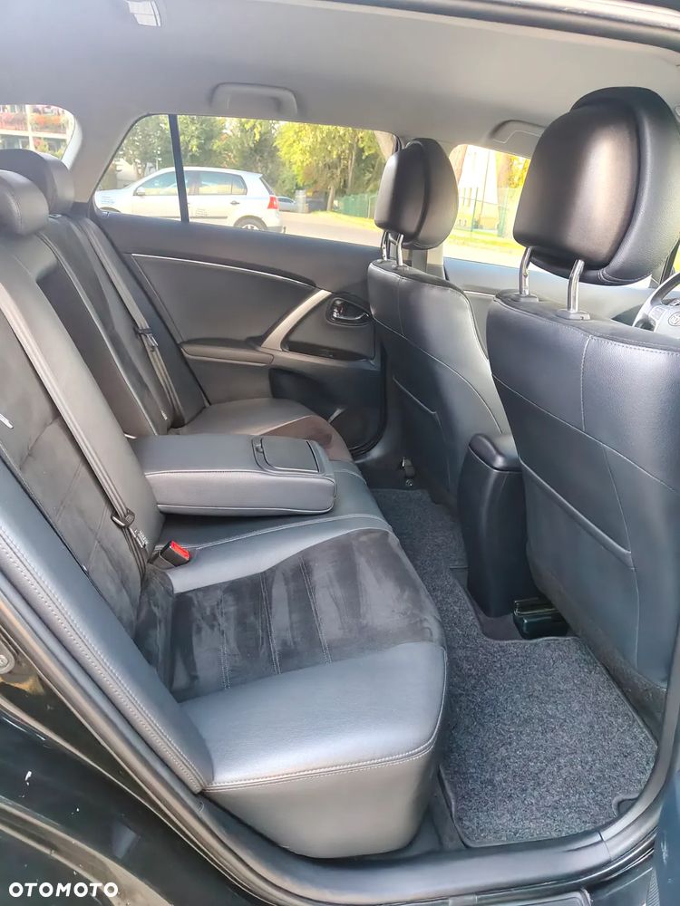 Toyota Avensis Combi 1.8 Executive - 12