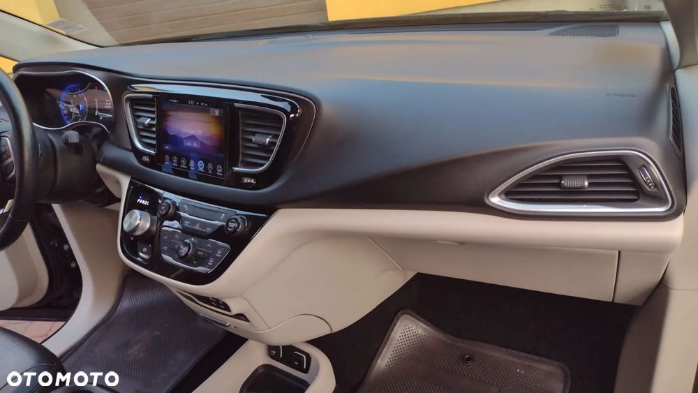 Chrysler Pacifica - 15