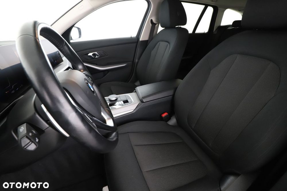 BMW Seria 3 318d mHEV - 15
