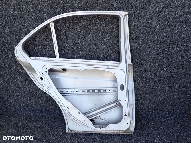 MERCEDES W204 204 C-KLASA SEDAN drzwi lewe tylne tył - 9