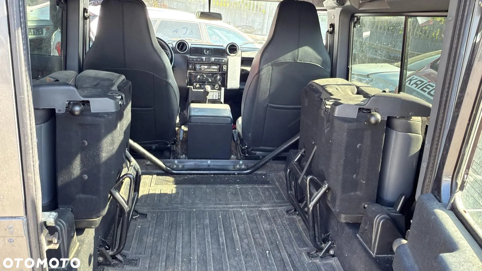 Land Rover Defender - 17