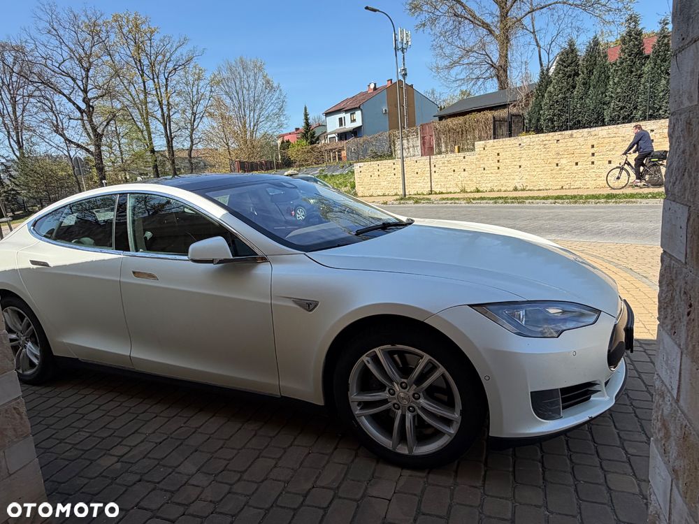 Tesla Model S 85 D - 4