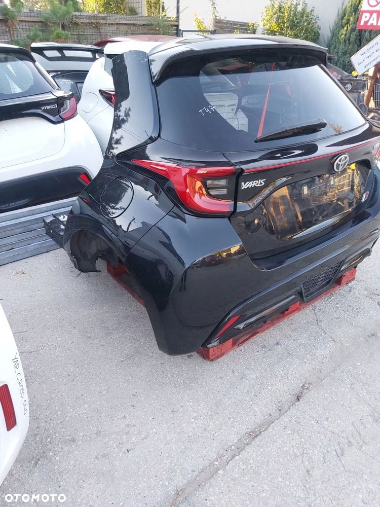 Toyota Yaris IV kompletny tył pas tylny klapa błotnik zderzak GR - 4